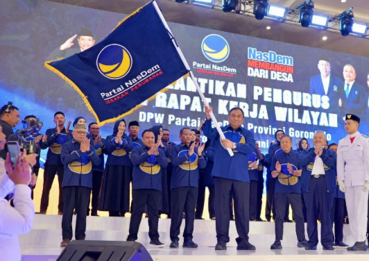 Ketua DPW Partai NasDem Provinsi Gorontalo, Rachmat Gobel, mengibarkan bendera partai usai dilantik kembali sebagai Ketua DPW pada Rapat Kerja Wilayah (Rakerwil) I Partai NasDem Provinsi Gorontalo (sumber : Otanaha.id)