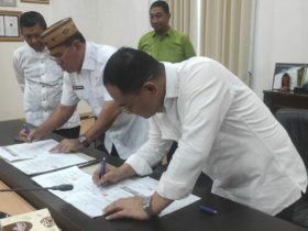 Penandatanganan Perjanjian Penggunaan Aset Berupa Bangunan Gedung Sekolah hasil pembangunan prasarana, sarana, dan utilitas umum (PSU) pada proyek Waduk Bulango Ulu oleh Sekretaris Daerah Bone Bolango, Iwan Mustapa, di Ruang Rapat Sekda, Kamis (30/7/2026).
