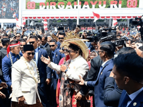 Keterangan : Presiden Prabowo menikmati lagu “Tabola Bale” pada Upacara Peringatan Detik-detik Proklamasi Kemerdekaan Republik Indonesia di Istana Merdeka, Jakarta, (Sumber Foto: BPMI Setpres)