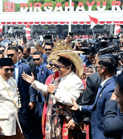 Keterangan : Presiden Prabowo menikmati lagu “Tabola Bale” pada Upacara Peringatan Detik-detik Proklamasi Kemerdekaan Republik Indonesia di Istana Merdeka, Jakarta, (Sumber Foto: BPMI Setpres)