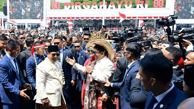 Keterangan : Presiden Prabowo menikmati lagu “Tabola Bale” pada Upacara Peringatan Detik-detik Proklamasi Kemerdekaan Republik Indonesia di Istana Merdeka, Jakarta, (Sumber Foto: BPMI Setpres)