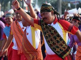 Keterangan : Masyarakat berolah raga senam dengan iringan lagu "Gemu Famire". Foto: VivaNews