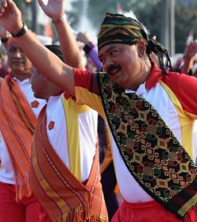 Keterangan : Masyarakat berolah raga senam dengan iringan lagu "Gemu Famire". Foto: VivaNews