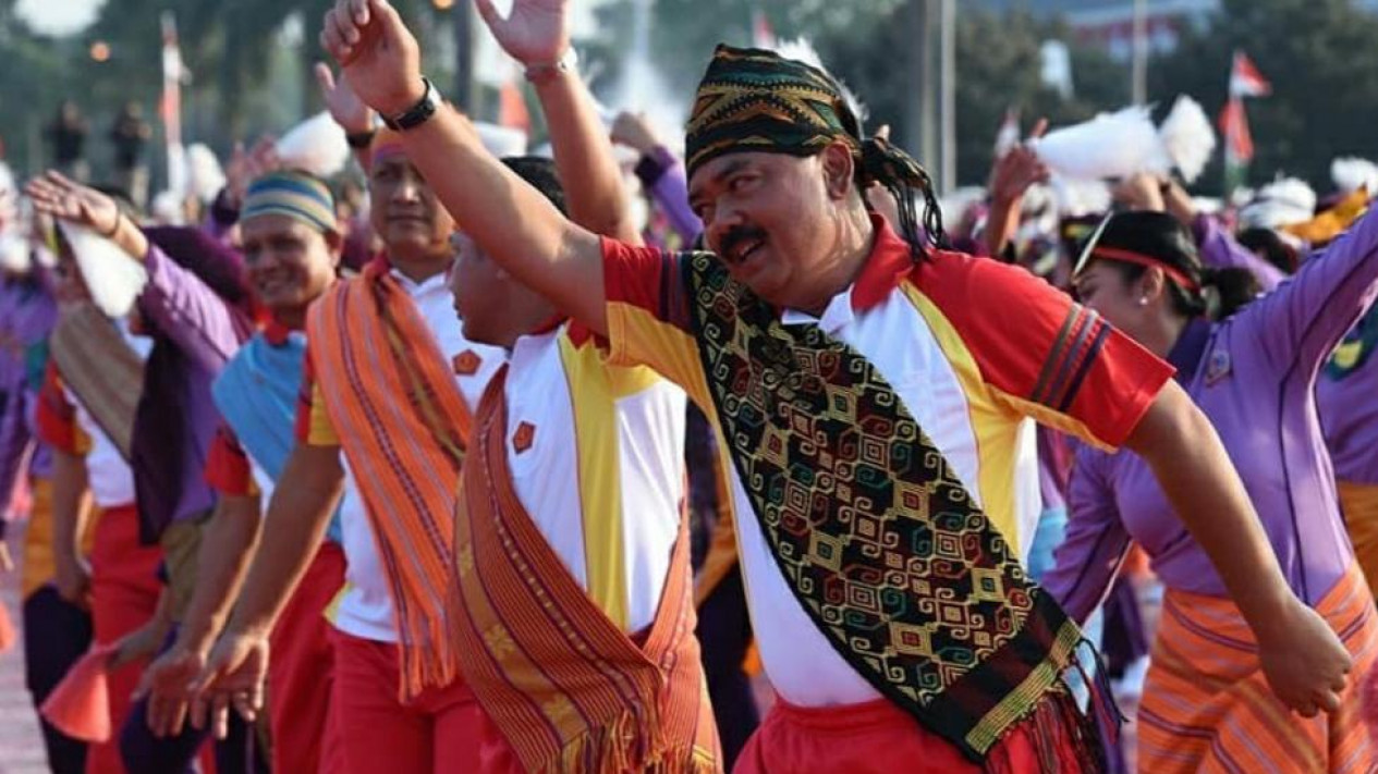 Keterangan : Masyarakat berolah raga senam dengan iringan lagu "Gemu Famire". Foto: VivaNews