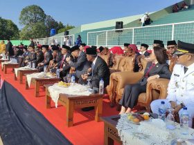 Keterangan : Jajaran pejabat Forkopimda saat upacara kenaikan bendera merah putih. (Sumber foto : RRI)