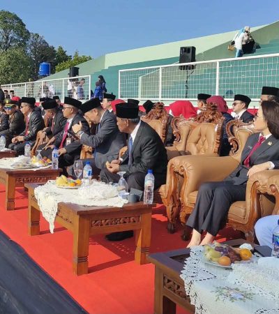 Keterangan : Jajaran pejabat Forkopimda saat upacara kenaikan bendera merah putih. (Sumber foto : RRI)