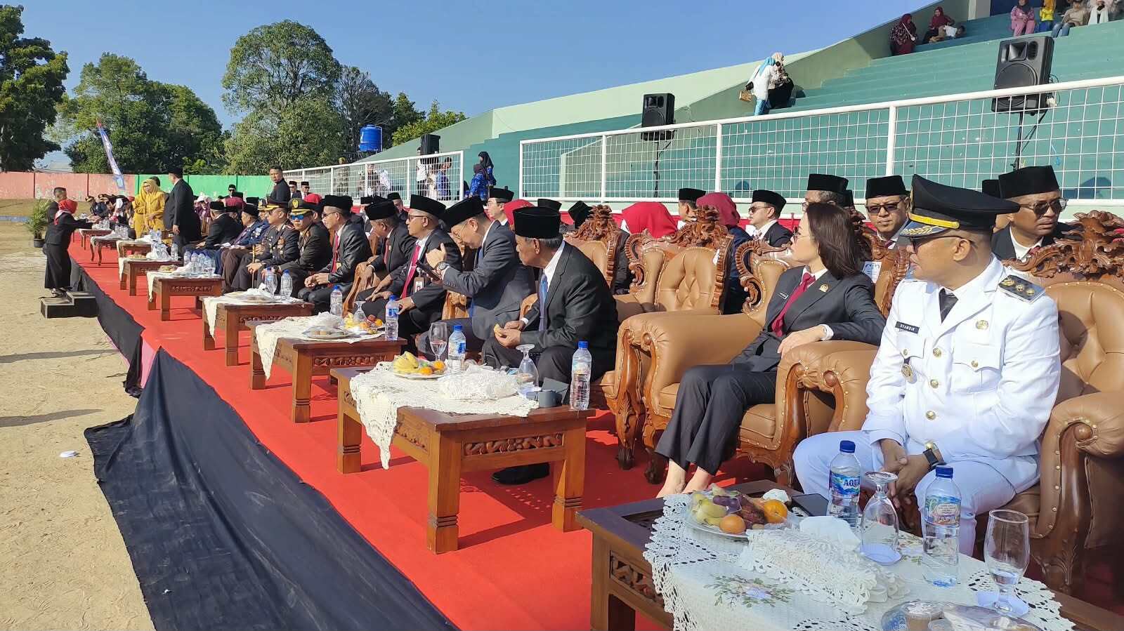 Keterangan : Jajaran pejabat Forkopimda saat upacara kenaikan bendera merah putih. (Sumber foto : RRI)