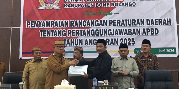 Bupati Bone Bolango Ismet Mile menyampaikan Ranperda Pertanggungjawaban APBD 2025 kepada DPRD