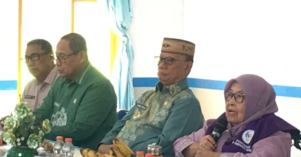 Ketua Tim Pembina Posyandu Kabupaten Bone Bolango, Ruwaida Ismet Mile, mendorong peran posyandu untuk memperluas perannya sebagai pintu masuk masyarakat dalam memperoleh berbagai layanan dasar (Foto : Diskominfo)