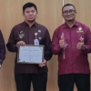 Kepala Badan Keuangan dan Pendapatan Daerah (BKPD) Bone Bolango, Abdul Halim Katilie, Menerima penghargaan Treasury Award yang berlangsung di Aula Ambua KPPN Provinsi Gorontalo, Kamis, 27 Agustus 2026. (Foto Diskominfo)
