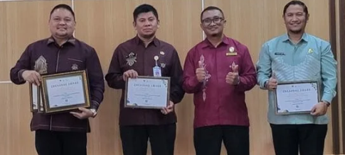 Kepala Badan Keuangan dan Pendapatan Daerah (BKPD) Bone Bolango, Abdul Halim Katilie, Menerima penghargaan Treasury Award yang berlangsung di Aula Ambua KPPN Provinsi Gorontalo, Kamis, 27 Agustus 2026. (Foto Diskominfo)