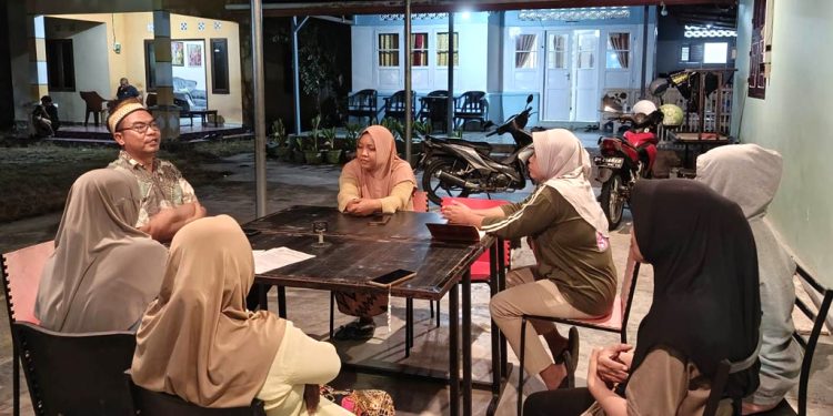 Pemuda dan perempuan di Kabila menyiapkan Semarak Apangi ke-9