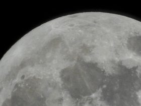 Foto: Bulan saat fase sabit membesar di atas Ronda, Spanyol, setelah peluncuran misi lintas bulan Artemis II NASA, dengan roket bulan generasi berikutnya, roket Space Launch System (SLS) dan kapsul awak Orion, 2 April 2026. (REUTERS/Jon Nazca)