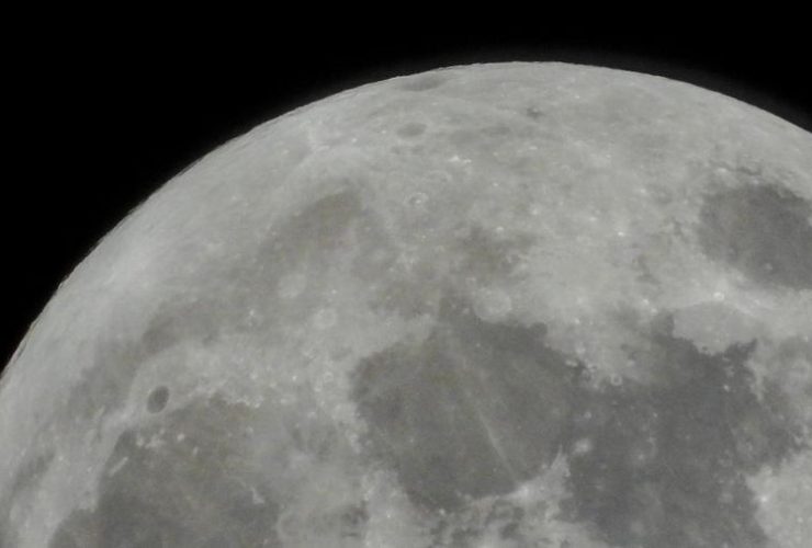 Foto: Bulan saat fase sabit membesar di atas Ronda, Spanyol, setelah peluncuran misi lintas bulan Artemis II NASA, dengan roket bulan generasi berikutnya, roket Space Launch System (SLS) dan kapsul awak Orion, 2 April 2026. (REUTERS/Jon Nazca)