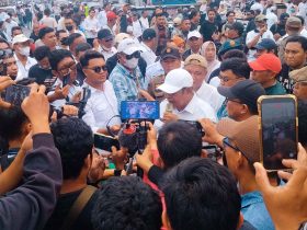 Wali Kota Gorontalo Adhan Dambea di tengah aksi solidaritas ASN di depan Polda Gorontalo,